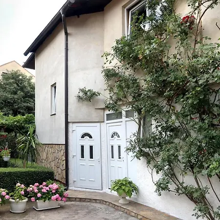 Modern&cozy Bosnian House With Garden+free Parking Guest house